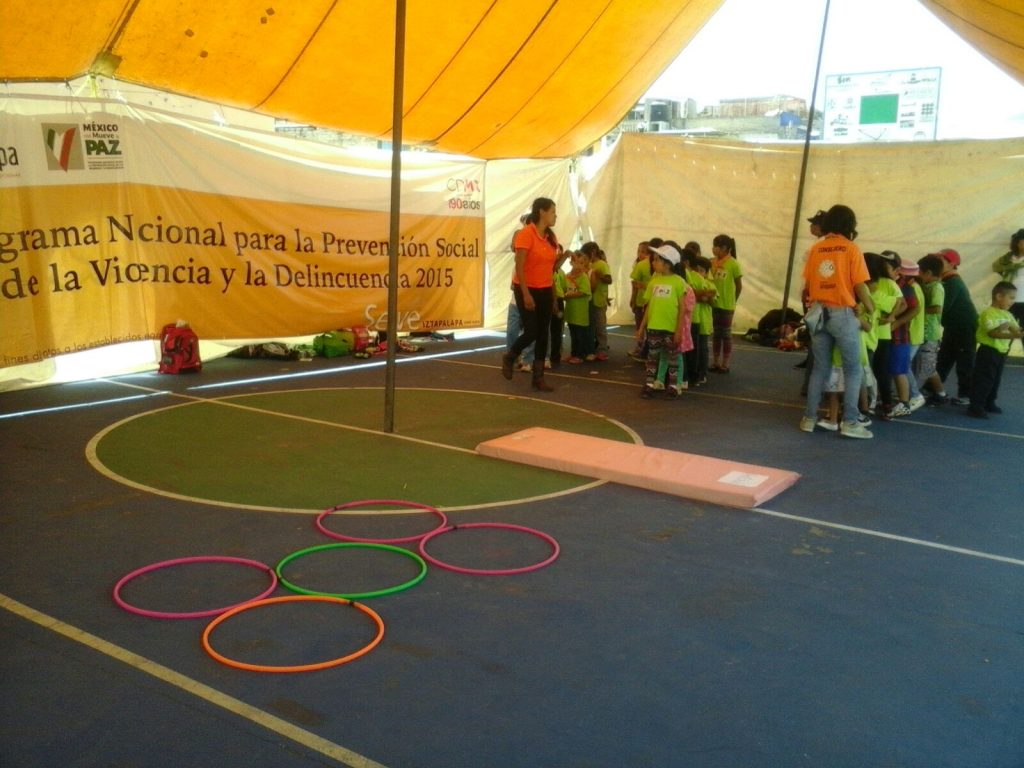 Niños y adolescentes haciendo ejercicio 