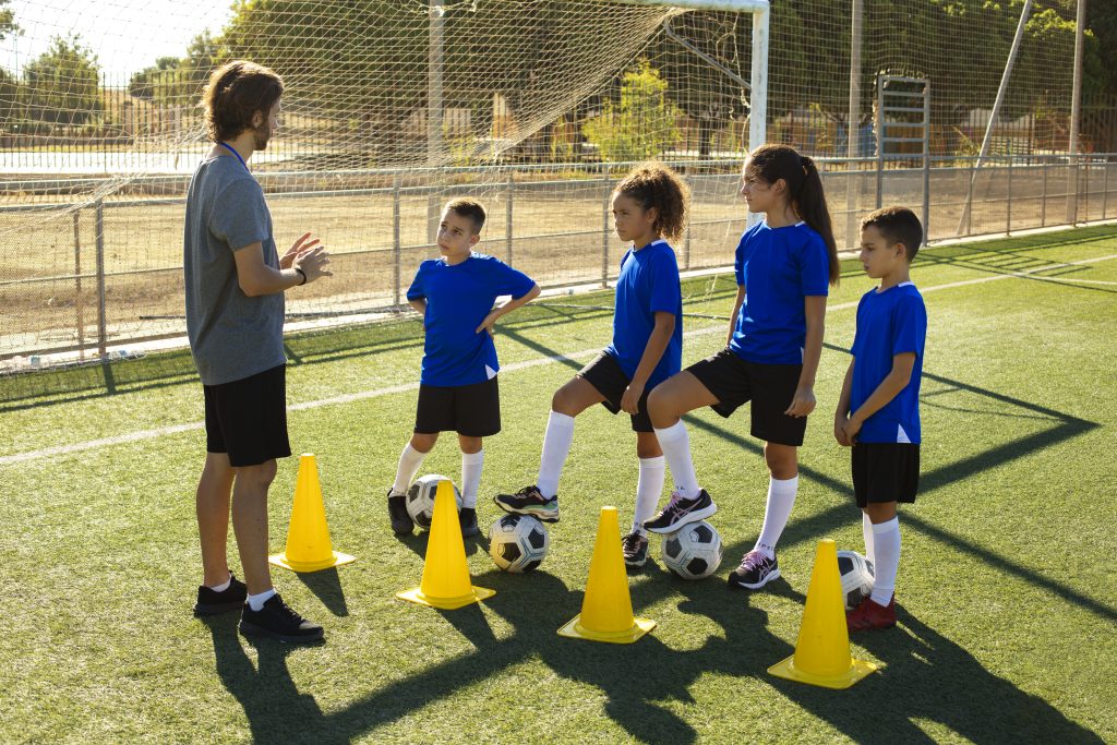 Adolescentes practicando un deporte